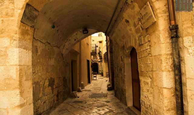 Bari vecchia, sotto un arco i resti di una chiesa millenaria: San Nicola del Porto